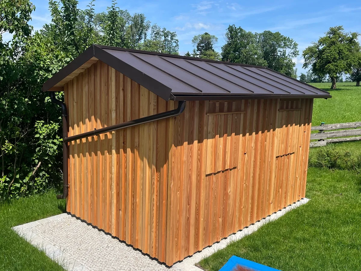 Gartenhütte mit einem ausgeführten Blechdach