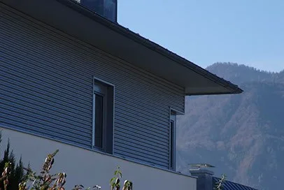 Gebäude mit Metallfassade und Sonnenschutz