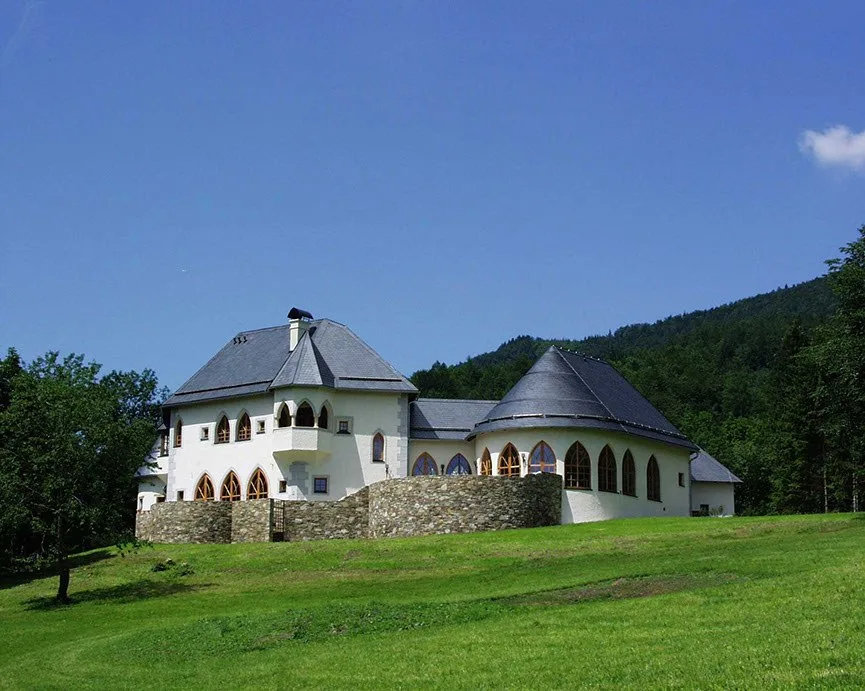Gebäudekomplex mit dunklem Schieferdach