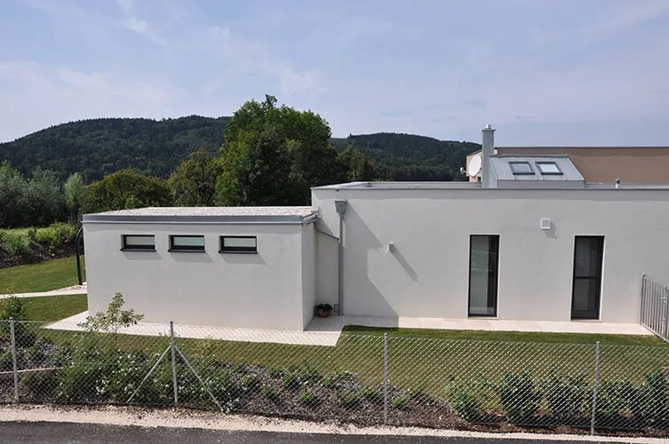 Moderner Baukörper mit Flachdach