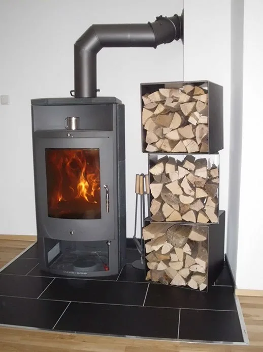 Kaminofen mit einem hohen Kaminholzregal aus Metall