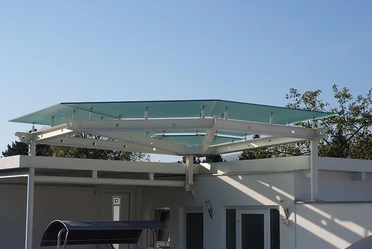Große Sonnenschutzkonstruktion an einer Fassade