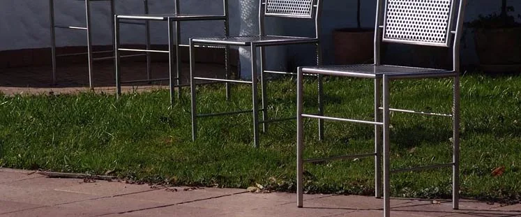 Sitzmöbel aus Metall im Außenbereich