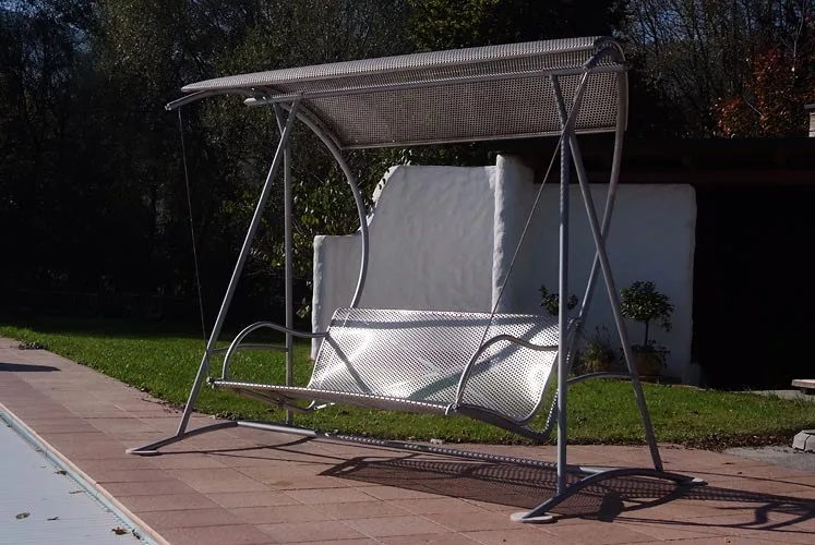 Relax-Schaukel in einem Garten